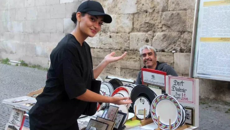 Sivas’ta Kaligrafi Sanatçısı Hem Dert Dinliyor Hem Satış Yapıyor