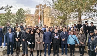 Atatürk’ün Anısına Saygı: CHP Sivas İl Başkanlığı Çelenk Sundı