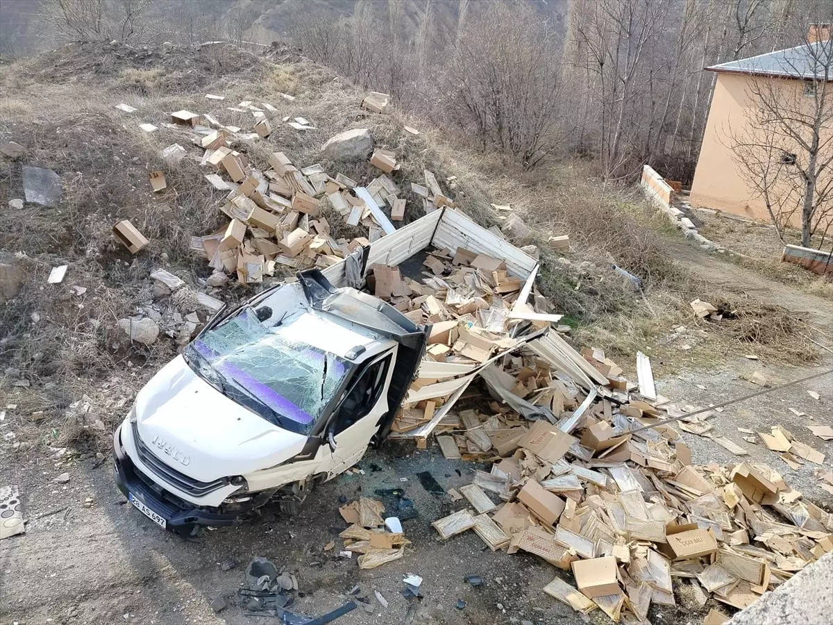 Sivas’ta Bal Yüklü Kamyonet Devrildi: 1 Yaralı